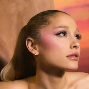 Ariana Grande sorprende con un vestido 'coquette' y 'Barbiecore'