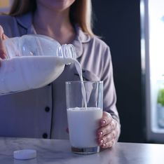 Boire un verre de lait le soir pour bien dormir, est-ce vraiment une bonne idée ?