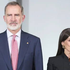 La reina Letizia pasa San Valentín con un total look negro y en Barcelona