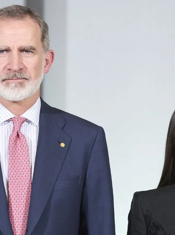 La reina Letizia pasa San Valentín con un total look negro y en Barcelona