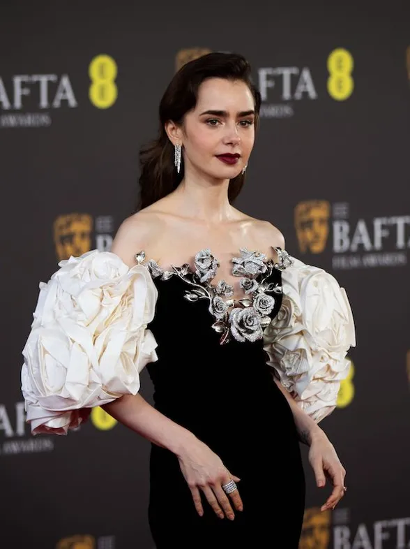 Lily Collins conquista los BAFTA con la tendencia floral 3D que adoran JLo y Margot Robbie