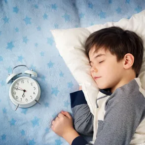 ¡Adiós a las peleas matutinas! 4 estrategias para que tu hijo se levante feliz y con energía