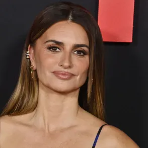 Penélope Cruz se reencuentra con sus raíces en el videoclip "313" de Residente