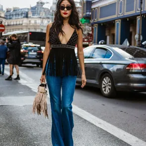 Cómo combinar los pantalones 'flare' que triunfan esta temporada