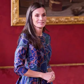 La reina Letizia se adelanta a la primavera con un vestido de flores de Carolina Herrera