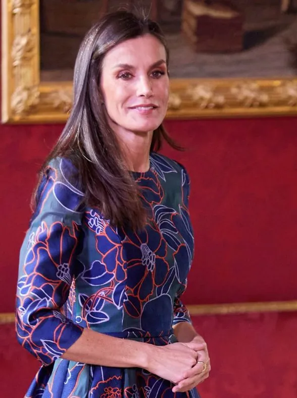 La reina Letizia se adelanta a la primavera con un vestido de flores de Carolina Herrera