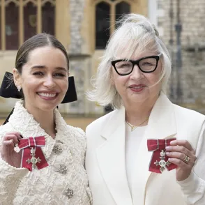 El príncipe Guillermo condecora a Emilia Clarke y su madre por su lucha contra el daño cerebral