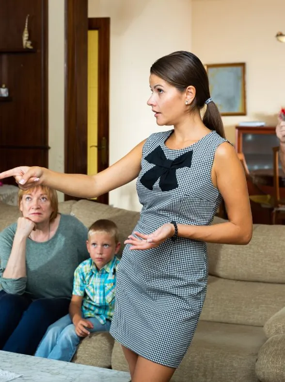 Abuelos que complican la crianza: ¿Cómo lidiar con las situaciones difíciles?