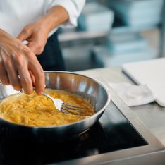 Cette technique est le secret pour retourner facilement une omelette sans la casser