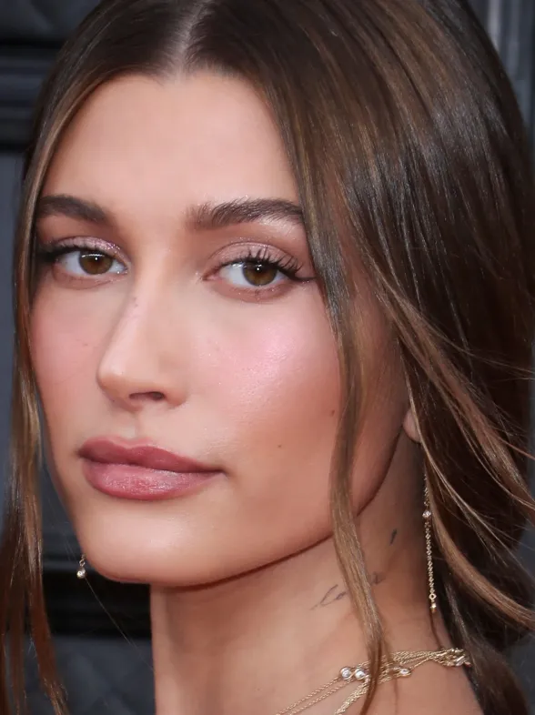 ¡Dile adiós al rímel! El truco de Hailey Bieber para unas pestañas de infarto sin grumos ni pesadez