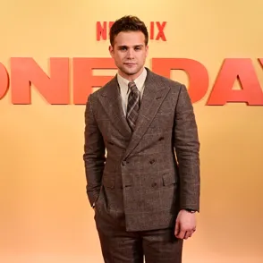 Leo Woodall: De vendedor a galán de Netflix, conoce al nuevo ídolo