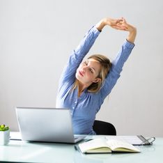 7 ejercicios para hacer sentada en la oficina