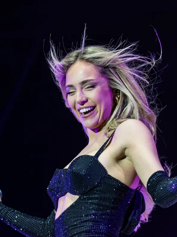 ¡Ana Mena lanza su versión de "La gata bajo la lluvia"! Un homenaje a Rocío Dúrcal que ya arrasa en las redes