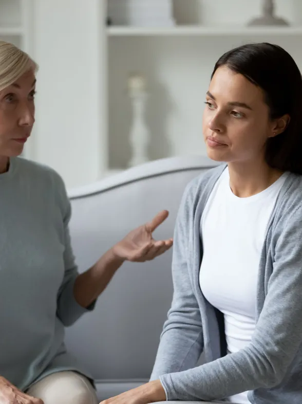 ¿Tus padres te hacen sentir mal? 5 señales de una relación tóxica (incluso siendo adulto)