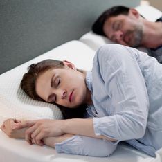 5 posturas para dormir y evitar las arrugas del sueño