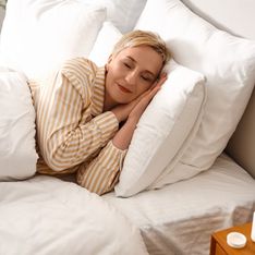 Arrugas del sueño: las 5 mejores posturas para dormir que te ayudan a evitarlas desde hoy
