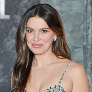 Millie Bobby Brown deslumbra en escamas: ¡Luce melena XL y vestido Vuitton en la premier de ‘Damsel'