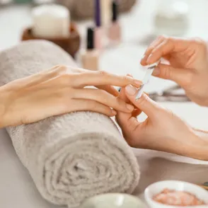¿Qué son los padrastros en las uñas y cómo evitar que salgan?