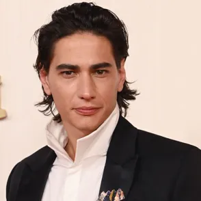 Emotivo gesto de Enzo Vogrincic en los Oscars 2024: ¿Qué oculta su misterioso pin?