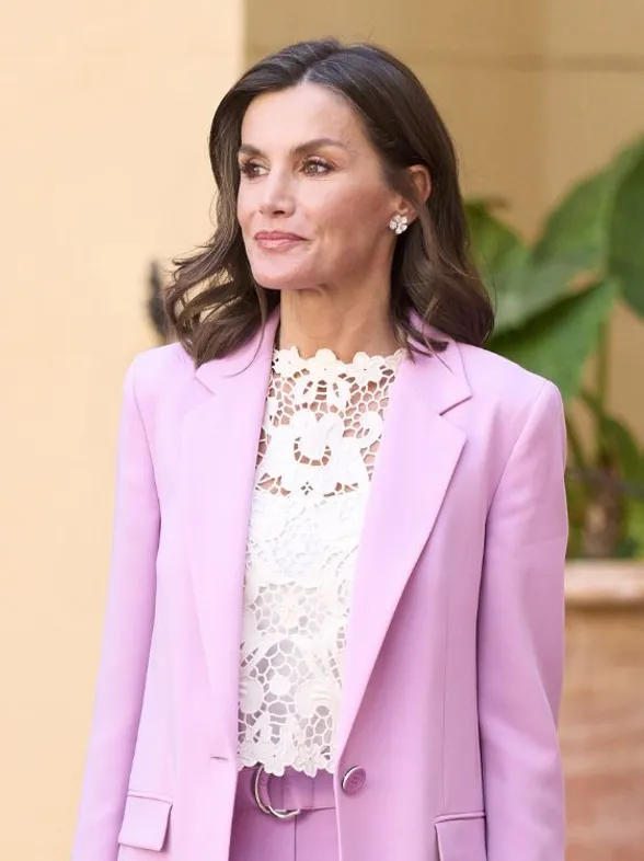 Letizia: Un guiño a la primavera con un look floral y sostenible