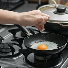 Ajoutez cet ingrédient lors de la cuisson de votre œuf au plat pour le sublimer comme jamais
