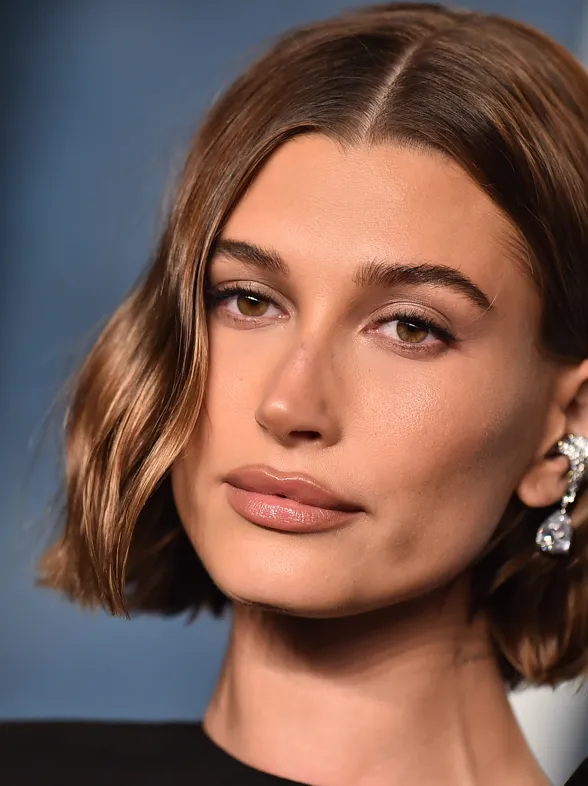 Hailey Bieber enfrenta su peor brote de dermatitis perioral y comparte su rutina facial en TikTok