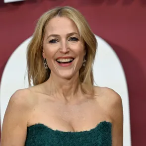 Gillian Anderson: "Quiero", el libro que promete desnudar las fantasías más íntimas de las mujeres