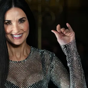 Demi Moore sorprende a sus 61 años con un vestido transparente en el aniversario de Dolce & Gabbana