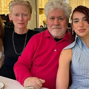 ¡Madrid conquista a Dua Lipa! La cantante se reúne con Almodóvar y revoluciona la noche madrileña