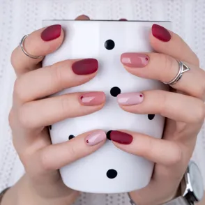 10 diseños de uñas con puntos, la última tendencia en manicuras