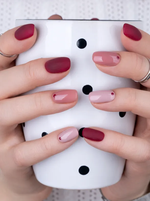 10 diseños de uñas con puntos, la última tendencia en manicuras