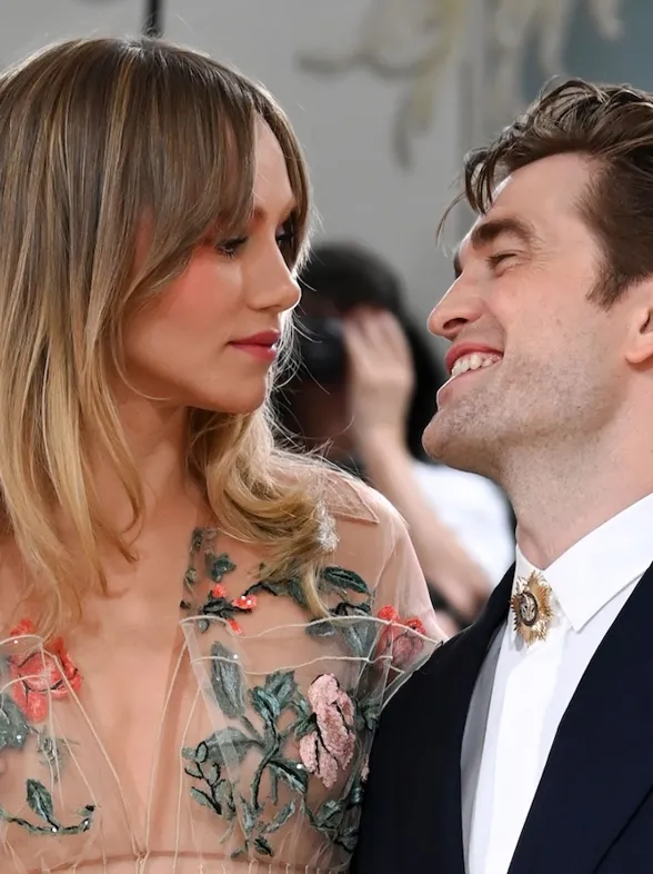 Suki Waterhouse: "Orgullosa de mi cuerpo postparto" - Un mensaje inspirador para todas las madres