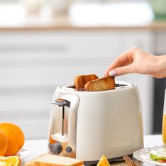 Connaissez-vous cette astuce naturelle et efficace pour nettoyer votre gaufrier ou toaster sans effort ?
