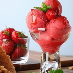 Ce sorbet à la fraise sans sucre, facile et sans sorbetière est la recette la plus simple du monde
