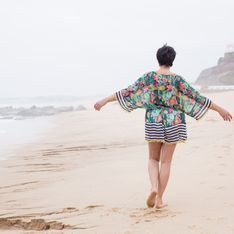 Beneficios de caminar descalza por la arena en verano
