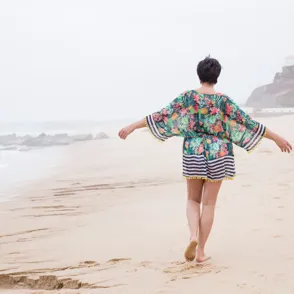 Beneficios de caminar descalza por la arena en verano