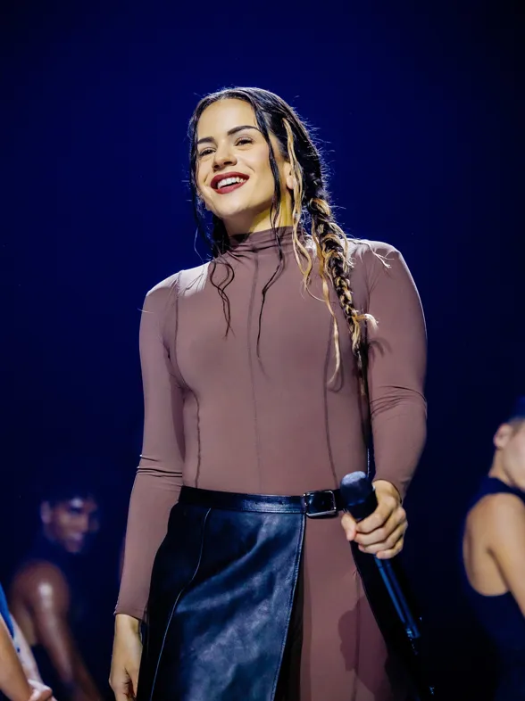 ¡Rosalía arrasa con su look más 'coquette': vestido globo y bailarinas 'sport'!