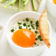 Cyril Lignac : son secret pour une cuisson parfaite des œufs cocotte et un jaune bien coulant