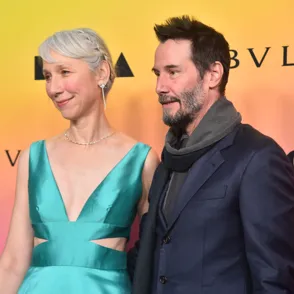 ¡Keanu y Alexandra reaparecen más enamorados que nunca! Beso apasionado en la Gala Moca 2024 y rumores de boda secreta