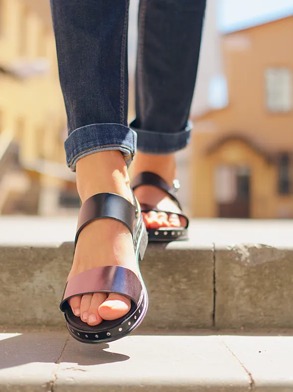 7 Trucos para que no resbalen los pies en las sandalias