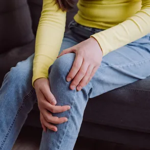 Optimiza tu salud ósea: Aprende a contrarrestar la pérdida de calcio con esta vitamina