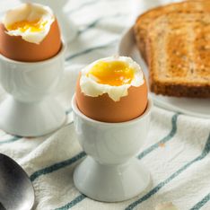 L'astuce imparable pour un œuf à la coque parfaitement cuit avec un jaune super coulant !