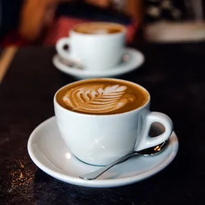 Flat White: El café de moda que conquista paladares y redes sociales (¡hasta Google lo ama!)