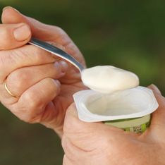 Selon ce médecin, arrêtez de jeter cette partie de votre yaourt pour profiter au maximum des bienfaits