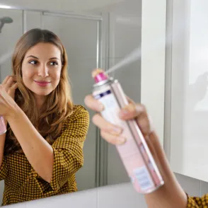 ¿Pelo teñido? Consigue que aguante más con el champú en seco