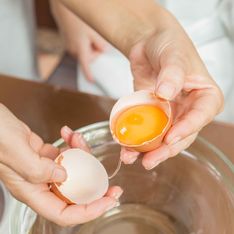 Un secret simple pour récupérer en deux secondes les coquilles d’œufs tombées dans votre bol