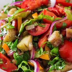 Dua Lipa révèle son ingrédient secret protéiné qu'elle ajoute dans toutes ses salades
