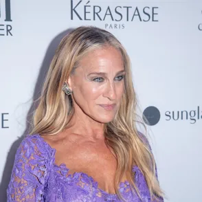 Mechas espiga: El truco de las famosas para disimular las canas con estilo