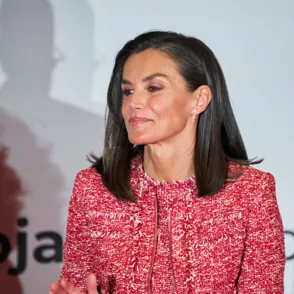 Letizia: Elegancia 'low cost' y zapatillas para un día solidario en Oviedo