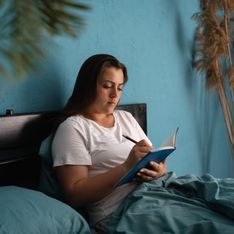 Las mejores posturas para leer en cama